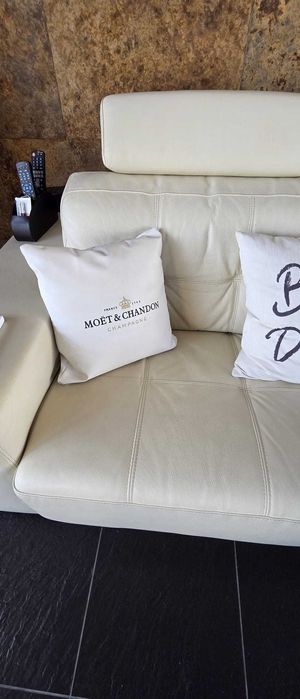 SOFÁ EM COURO BEIGE - MODERNO, CONFORTÁVEL E ELEGANTE