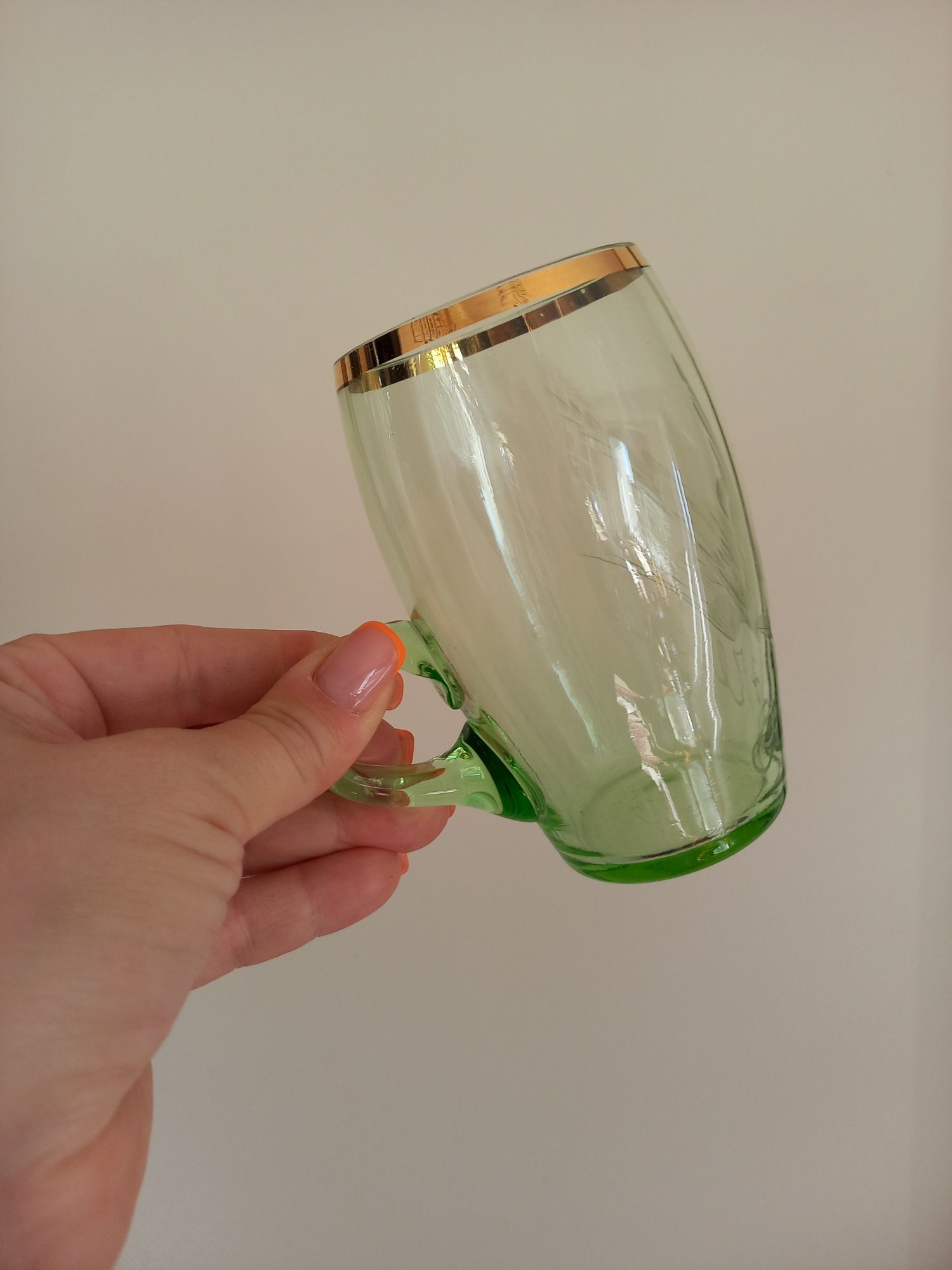 Zielone szkło stare vintage szklanka z uchem kubek jaskółka