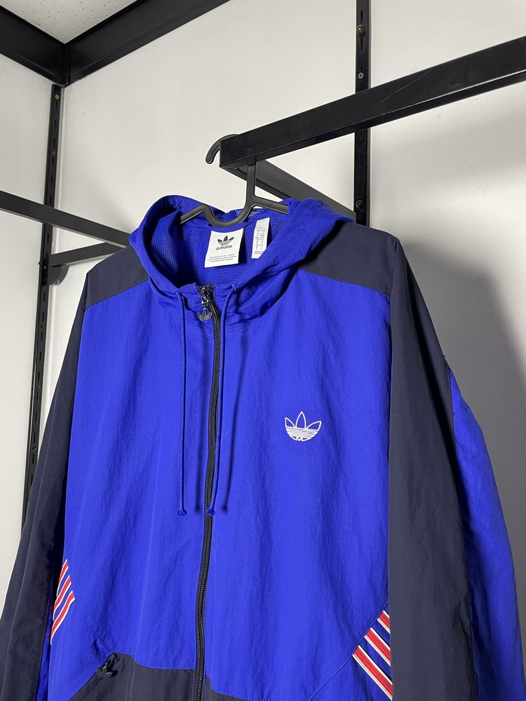 Куртка вітровка Adidas Розмір L як нова оригінал