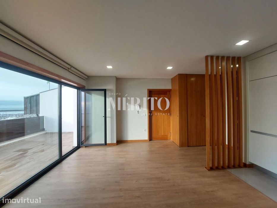 T2 NOVO em primeira linha de Mar com terraço, lugar de garagem e arrum