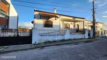 Moradia T4 C/quintal, Cave, Garagem em Palhais Barreiro