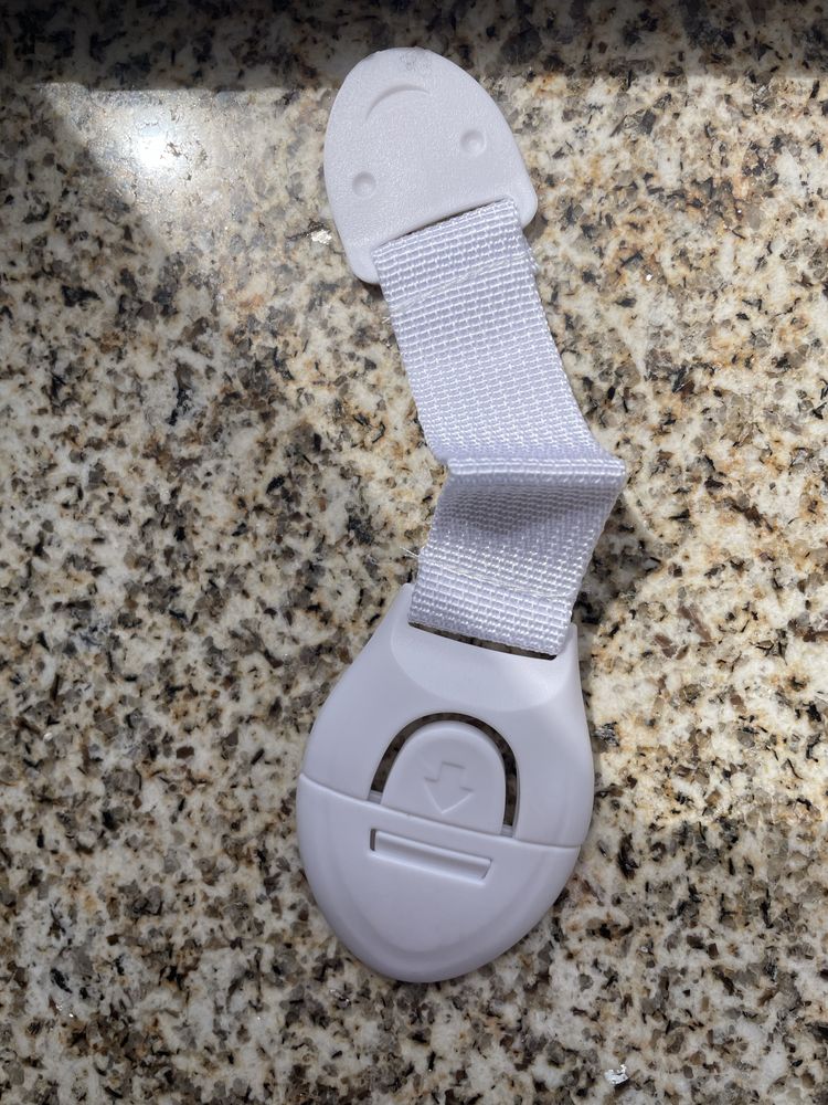Fecho protetor para gavetas de autocolante