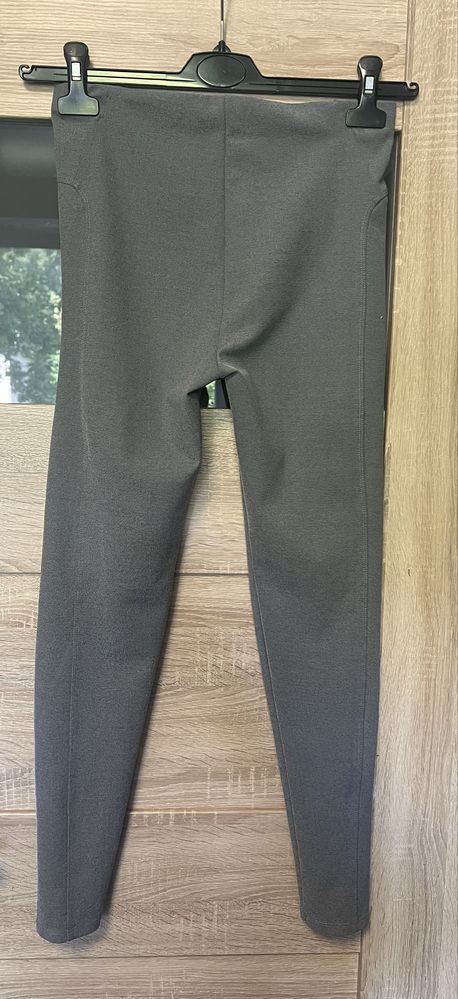 Gładkie obcisłe szare legginsy River Island stan bardzo dobry!