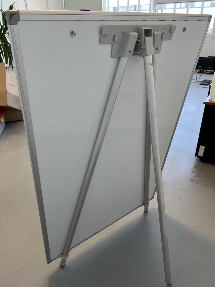 Quadro branco com tripé