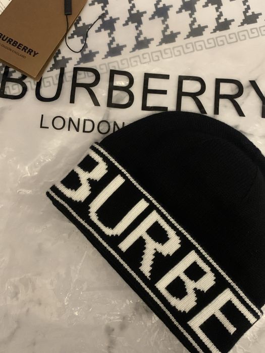 Шапка burberry.