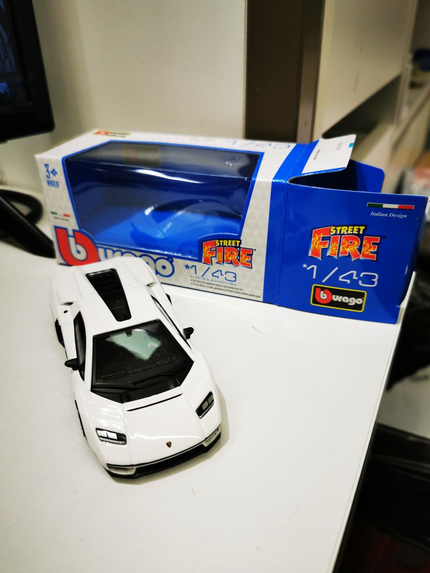 Lamborghini Countach LPI 800-4 Burago 1/43 Novo