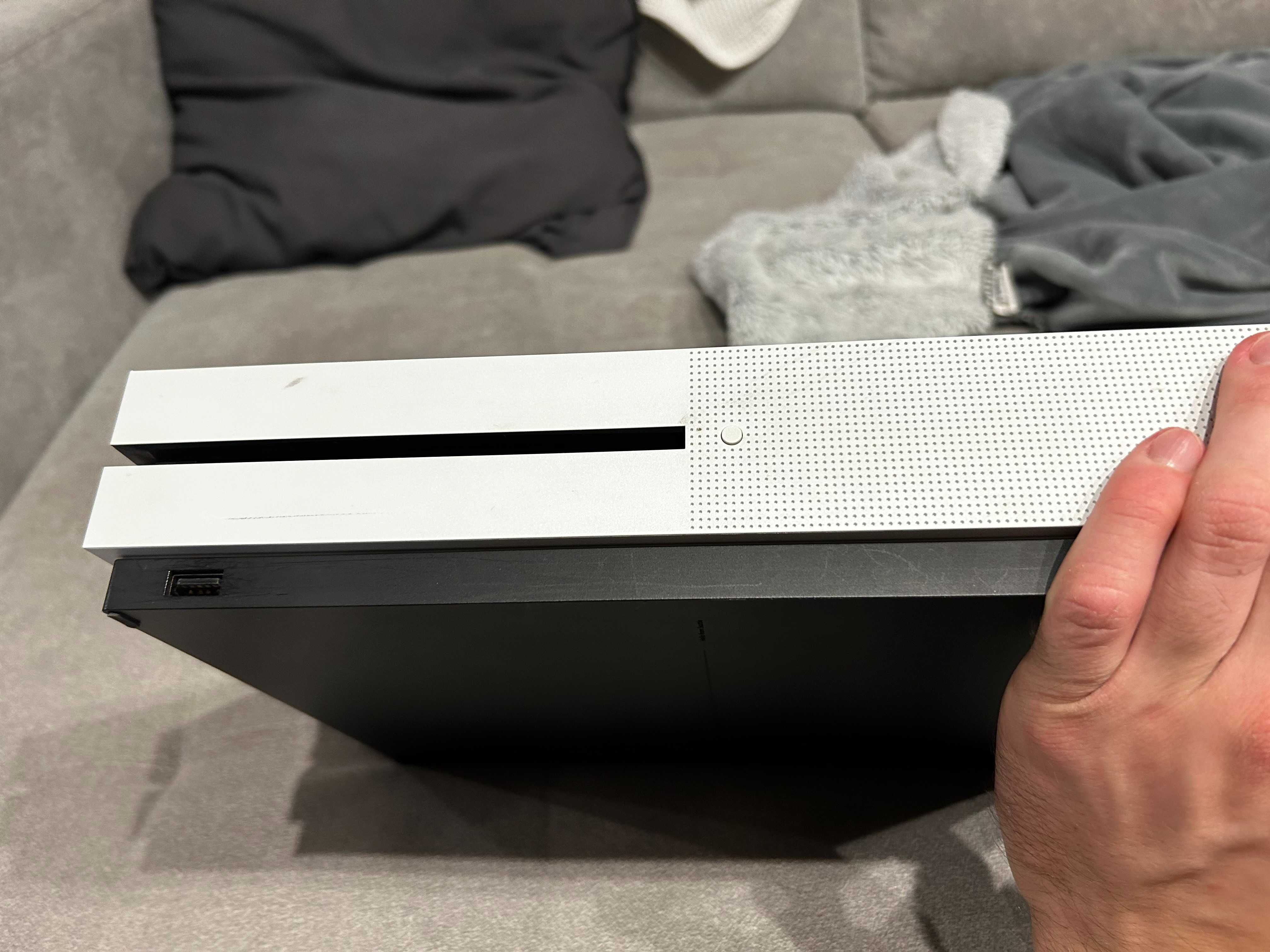 Konsola Xbox One S (2TB) w stanie bardzo dobrym + 2 Pady