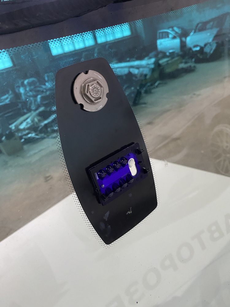 Лобове Скло BMW E60 E61 Лобовое Стекло БМВ Е60 Е61 з Датчиком Дощу