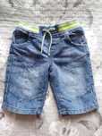 Krótkie spodenki jeansowe 104/110 dla szczupłego chłopca