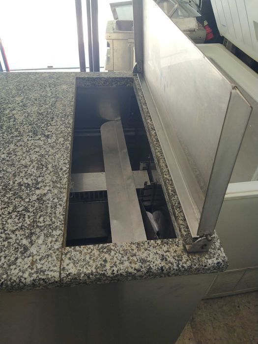 Frigorífico para preparar pizza e saladas