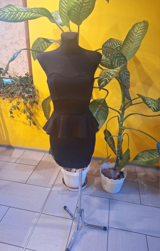 Krótka dopasowana sukienka koktajlowa z baskinką bez ramiączek  S 36