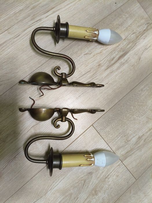 Zestaw 2 kinkietów z żarówkami.