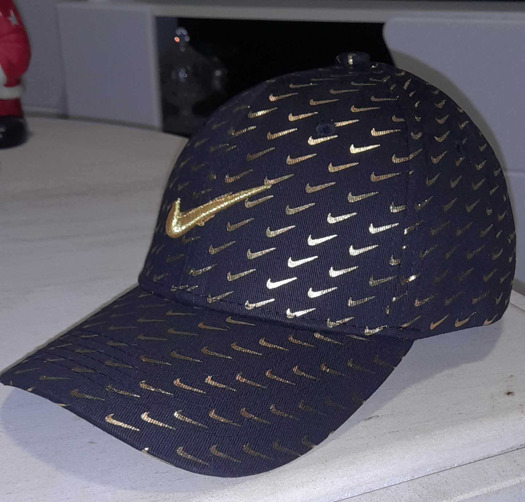 Boné preto com logos dourados Nike