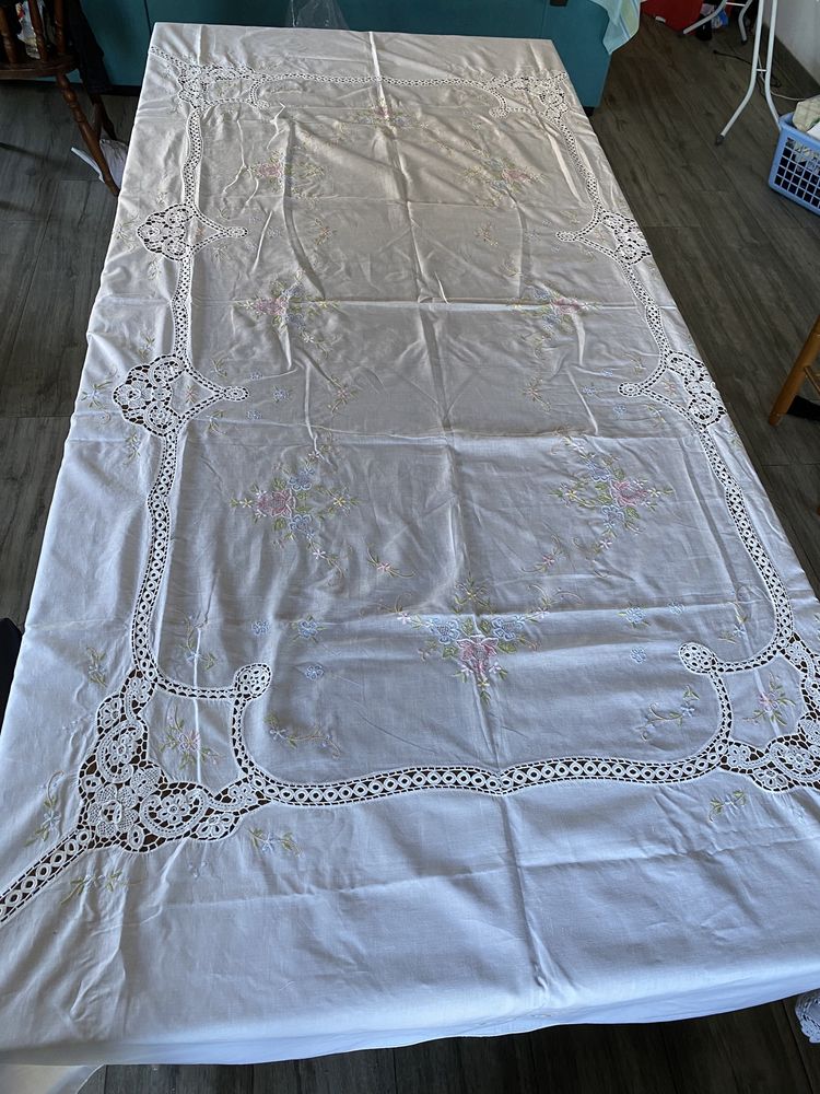 Toalha de mesa algodão com renda e bordado manual e 12 guardanapos