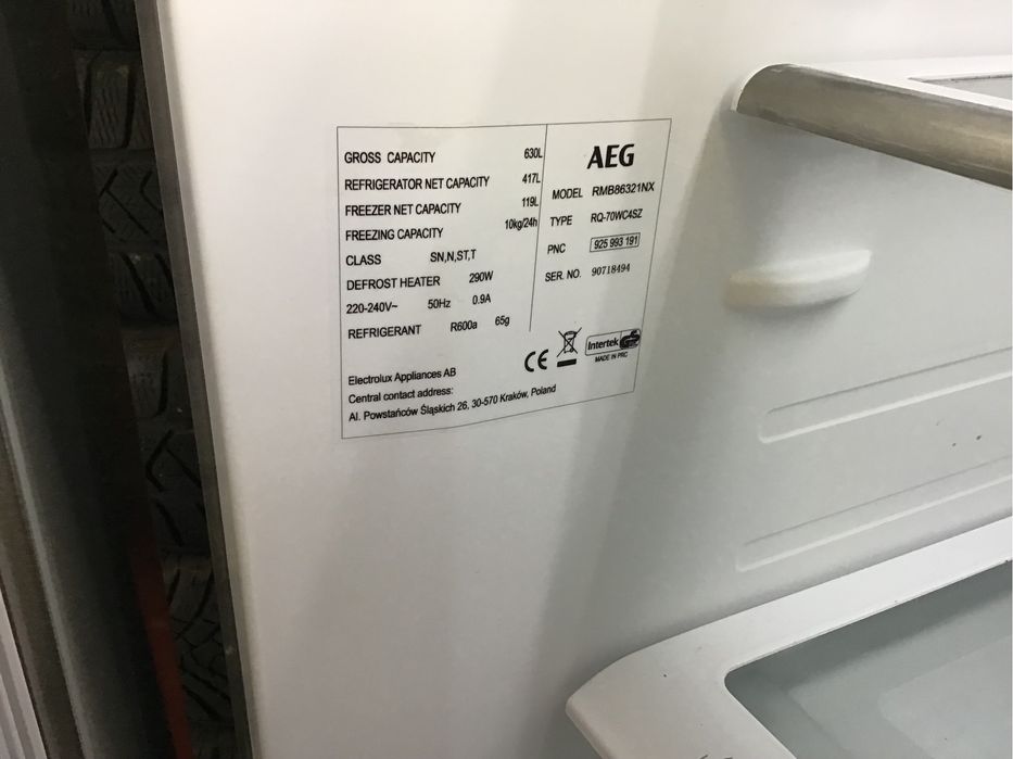 Холодильник двухкамерный, морозилка внизу , состояние нового