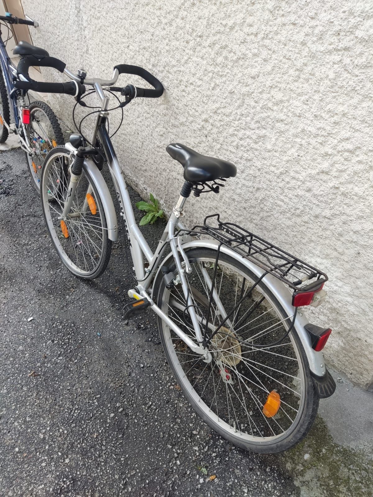 Duas Bicicletas prontas a usar.