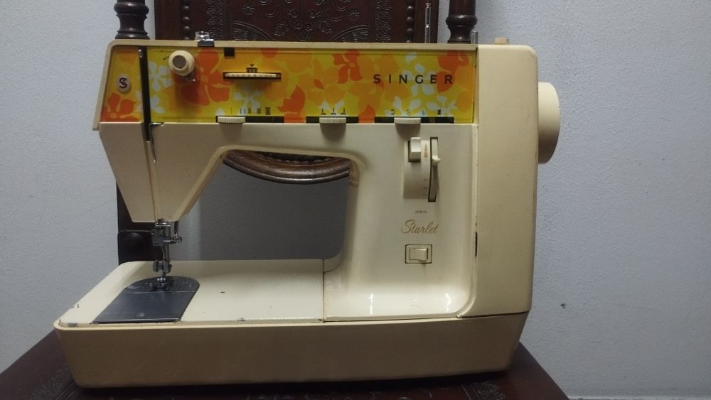 Máquina de costura Singer Starlet portátil.