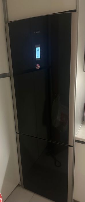 Frigorífico Bosch em vidro preto. Como novo