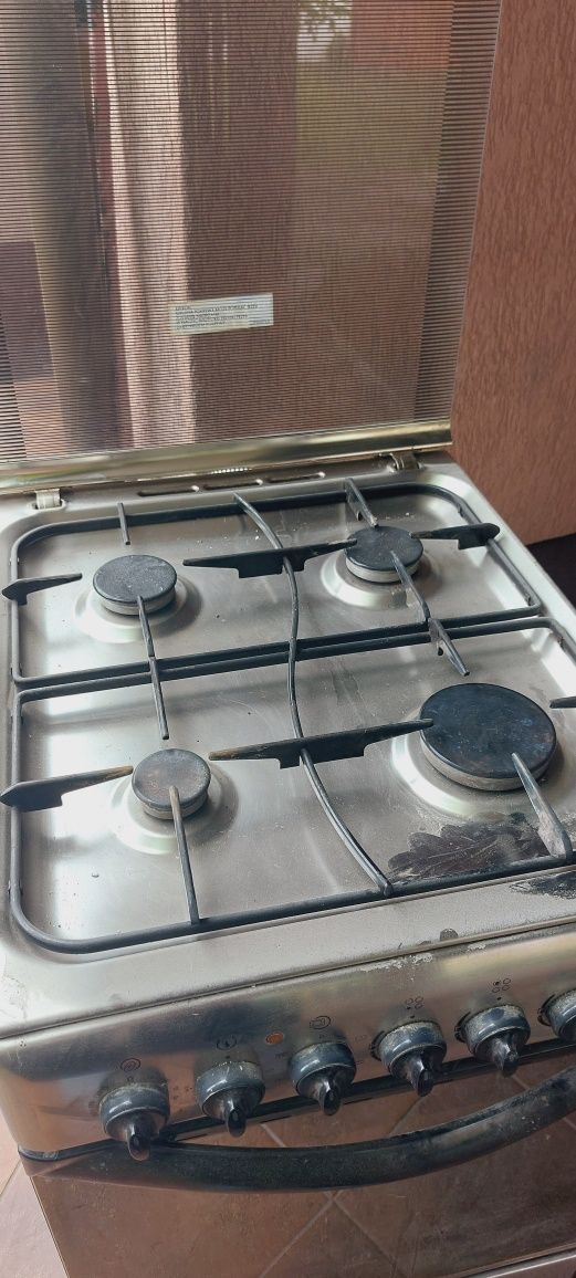 Kuchenka gazowo-elektryczna wolnostojąca INDESIT i okap
