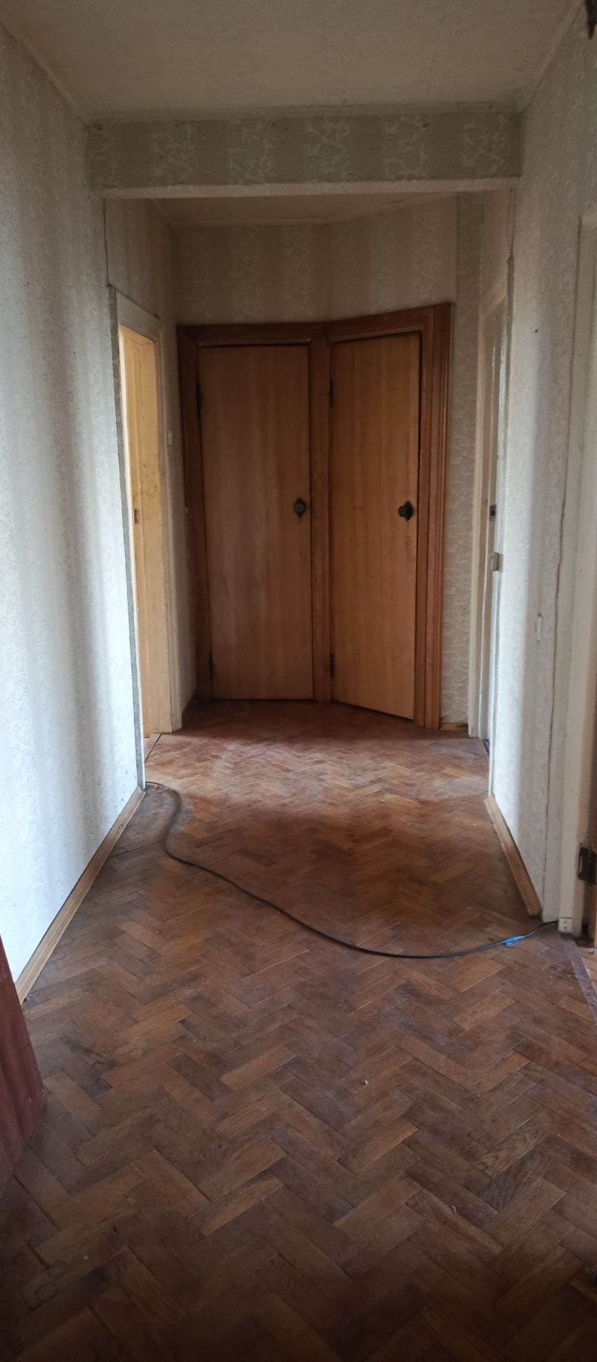 Продається трьох кімнатна квартира в центрі міста