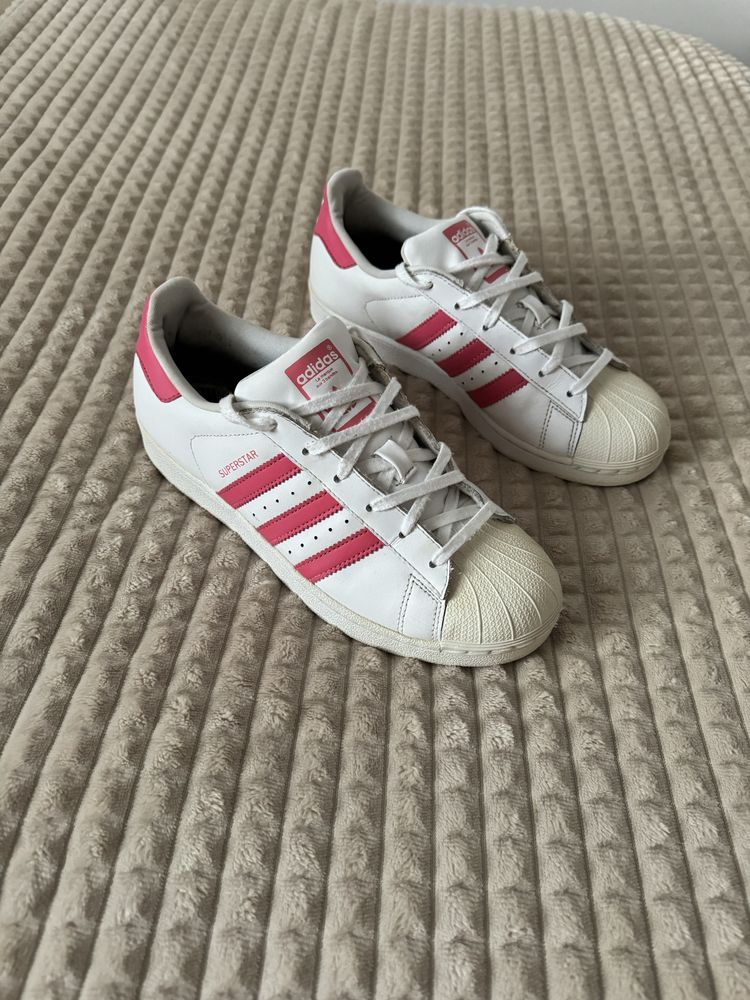 Ténis Superstar Rosa Choque da Adidas