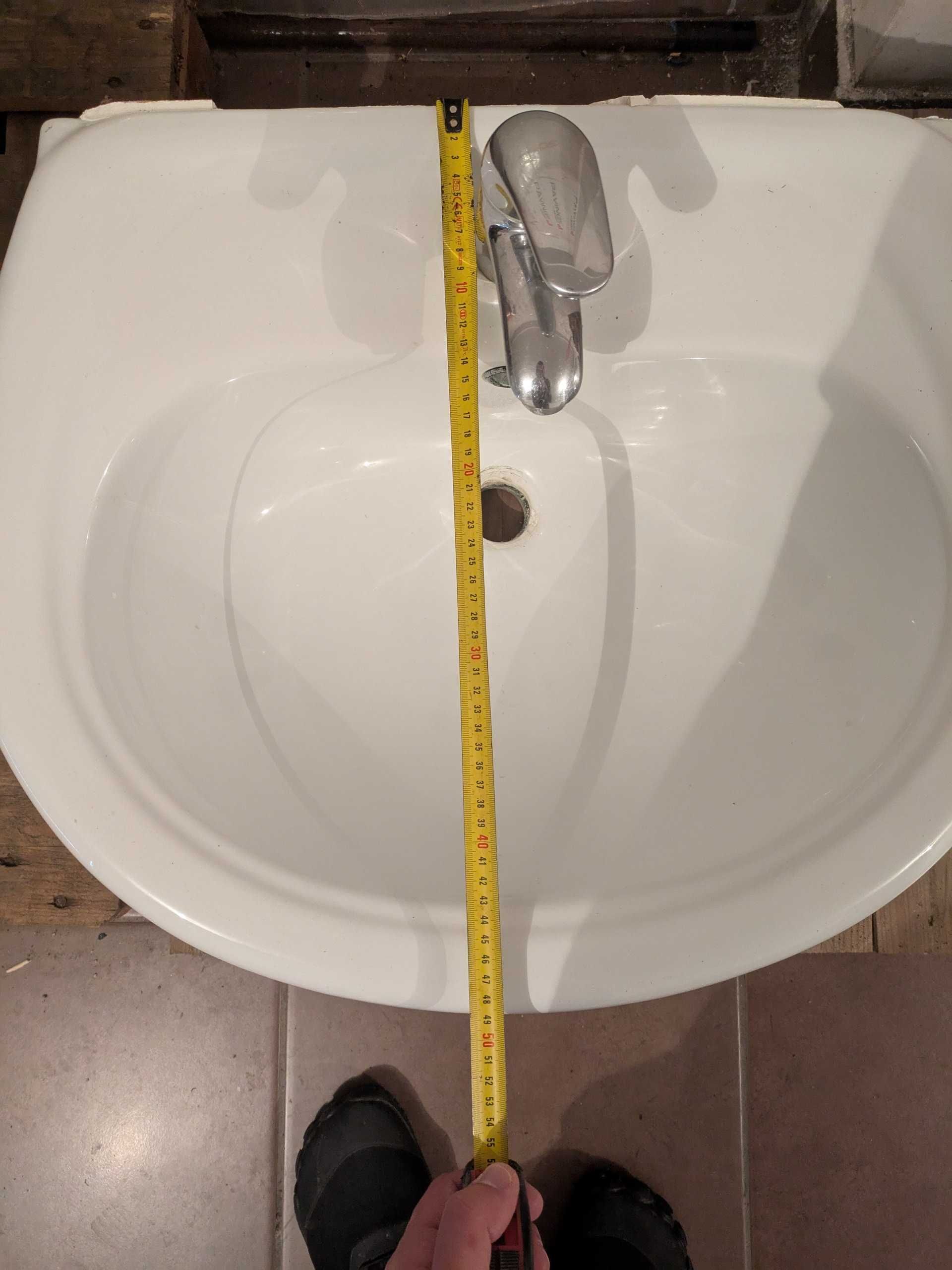 Lavatório, com coluna e torneira.