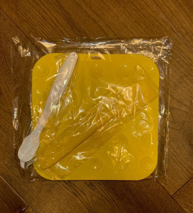 Силиконовая кормушка для слизывания лакомств и корма