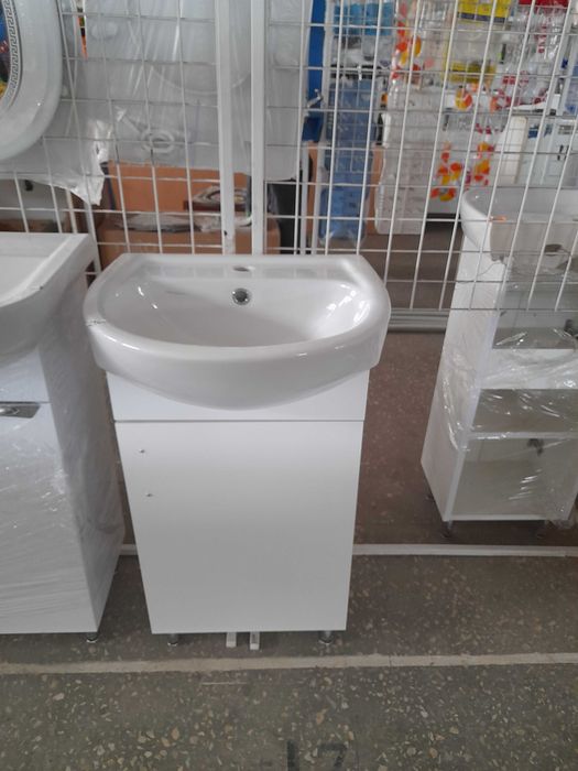 Умивальник на тумбі для ванної кімнати.