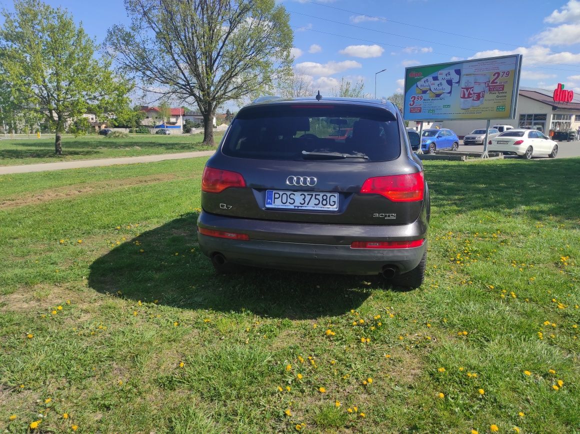 Audi Q7 z bogatym wyposażeniem