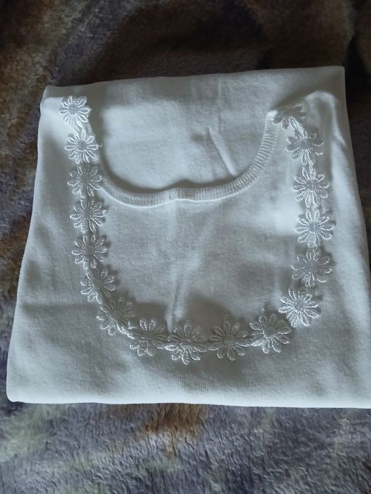 Podkoszulka bawełna z ładnąi wstawką XL .