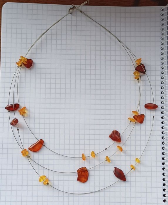 Украшение на шею с янтарем