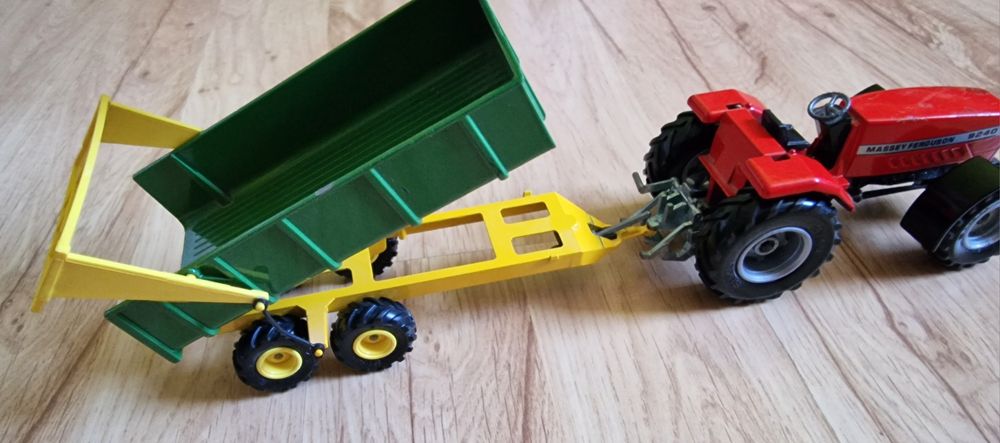 Siku 1:32 Traktor Massey Ferguson + przyczepa