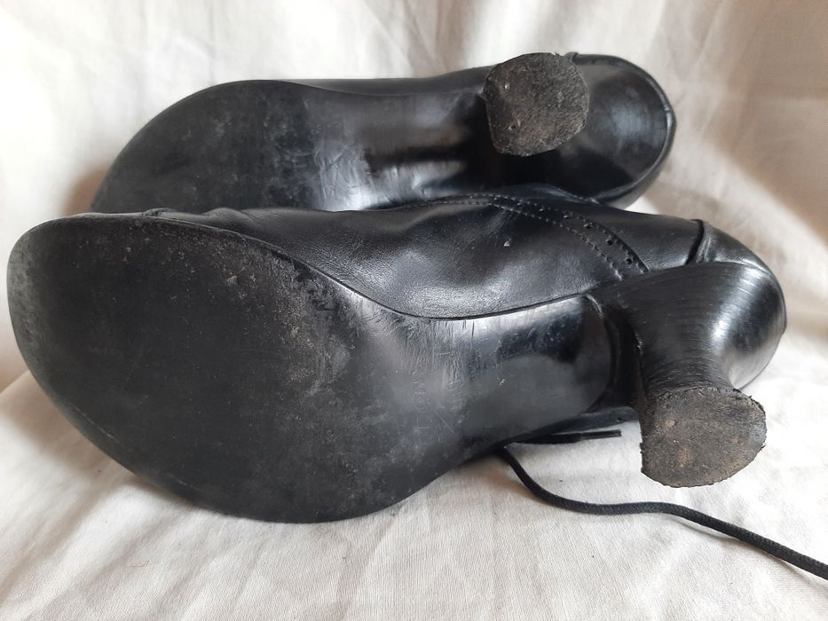 pantofelki damskie, czarne, zapinane na guziki, Clarks