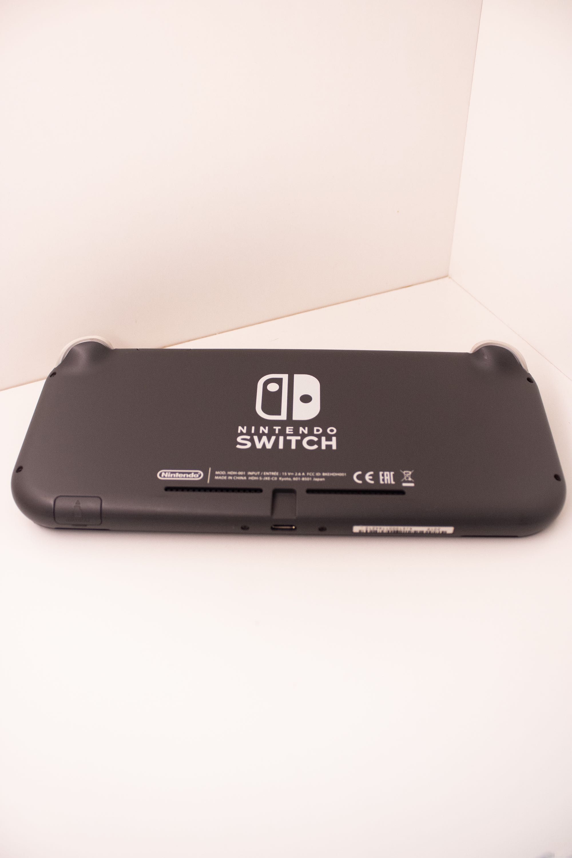 Nintendo switch lite w zestawie z etui i pojemnikiem na karty