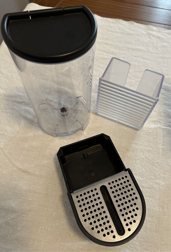 Depósito de água copo de capsulas de café e base de maquina de café.
