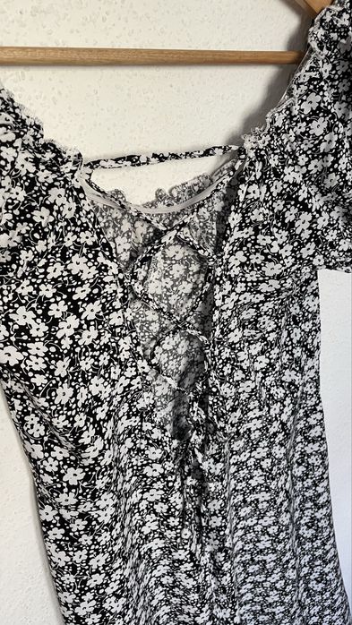 Letnia czarna sukienka w białe kwiatki z wiązaniem na plecach