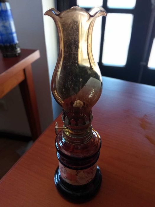 Candeeiro pequeno e pratos fundos