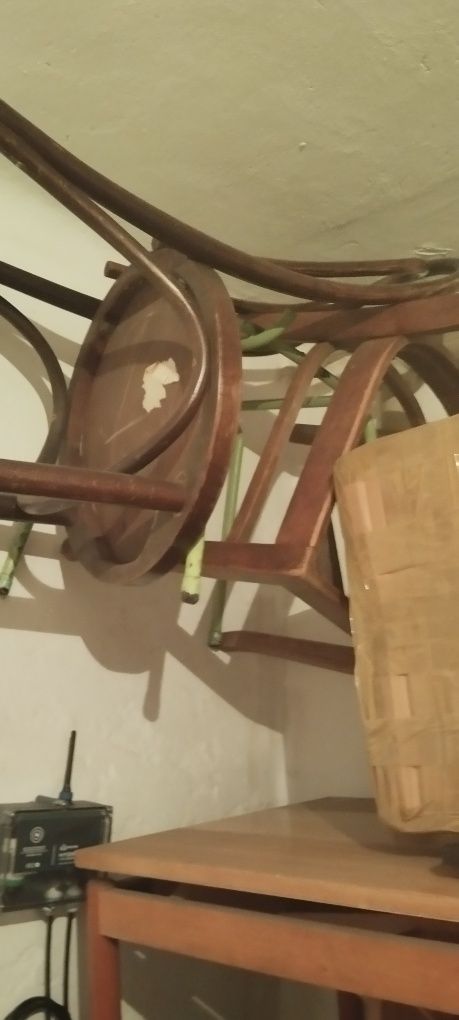 Mebele w częściach i krzesła bez siedzisk