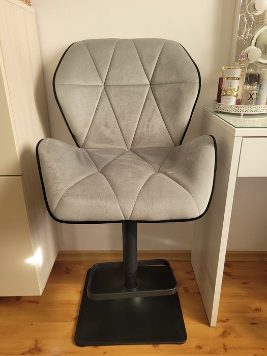 Hoker z czarną podstawą