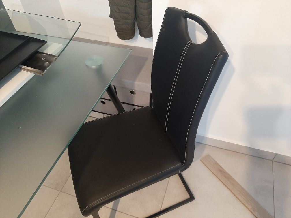 Stół szklany i krzesła ze skaju