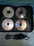 Microfone e DVDs de karaoke e musicais