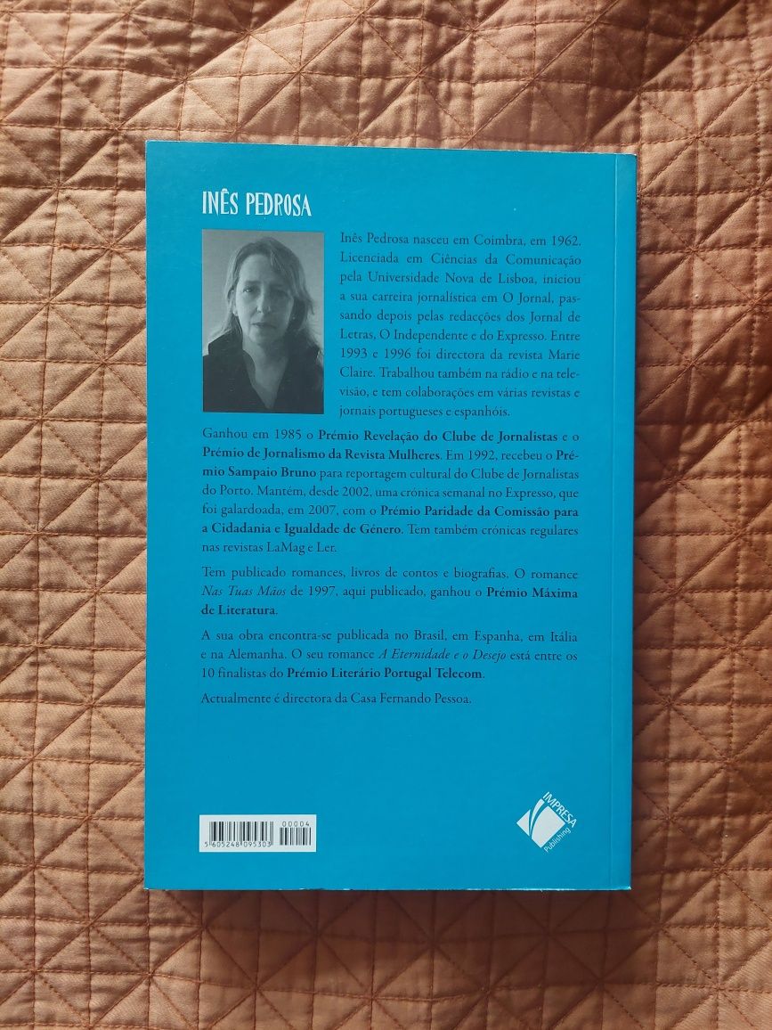 Livro "Nas Tuas Mãos", de Inês Pedrosa