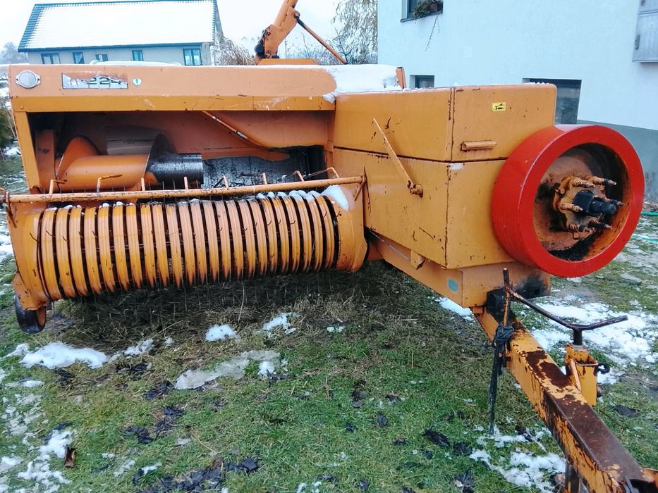 Prasa kostkująca siano, słomę