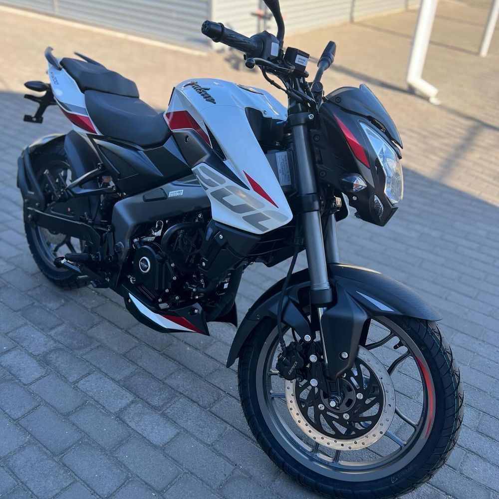 Новий мотоцикл BAJAJ PULSAR NS200 2024