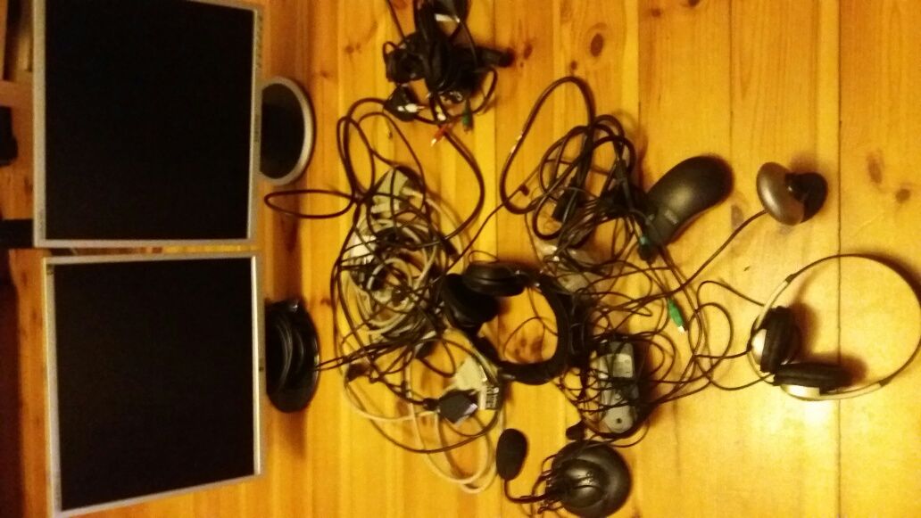 Monitor, drukarka, mysz,, sluchawki, klawiatura, ruter