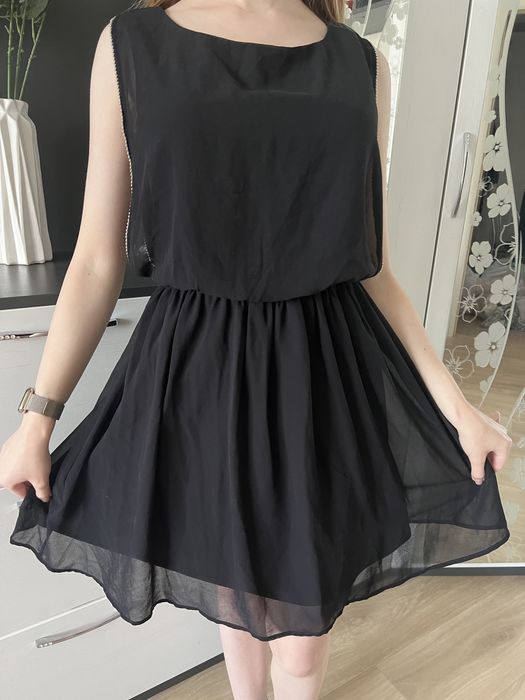 Черное платье с жемчугом с пышной юбкой