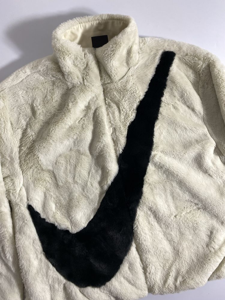 Курточка шуба кутка nike faux fur oversized swoosh jacket