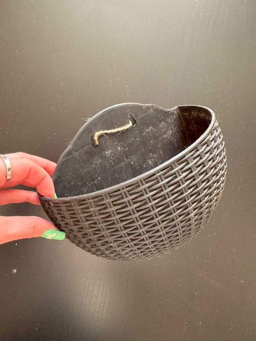 Doniczki rattanowe, czarne, balkonowe, półokrągłe, wiszące, stojące