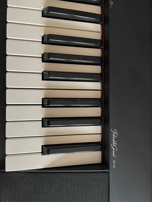 Piano Yamaha Portable Grand NP-30 + Banco – €150