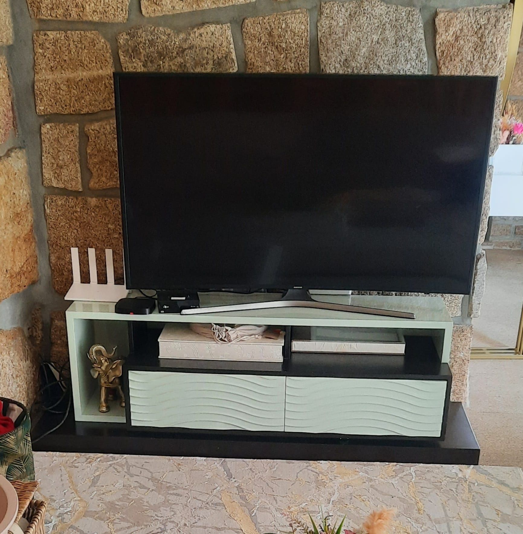 Móvel TV branco e preto